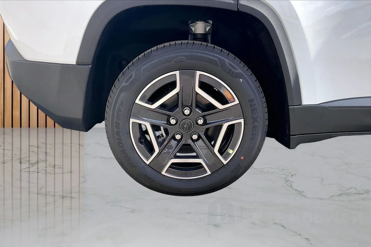 New 2026 Bright White Clear-Coat Exterior Paint Jeep Limited image 33