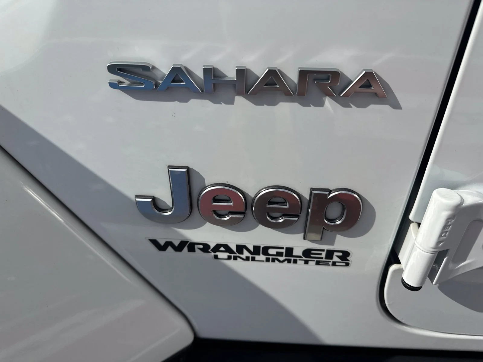 Used 2019 White Jeep Unlimited Sahara image 5