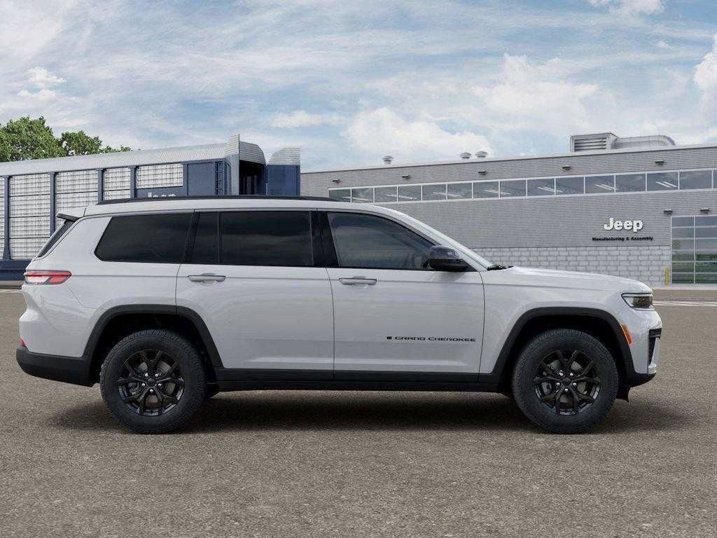 New 2026 Bright White Clear-Coat Exterior Paint Jeep Laredo image 33