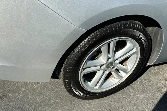Used 2018 Silver Ice Metallic Chevrolet LT image 4
