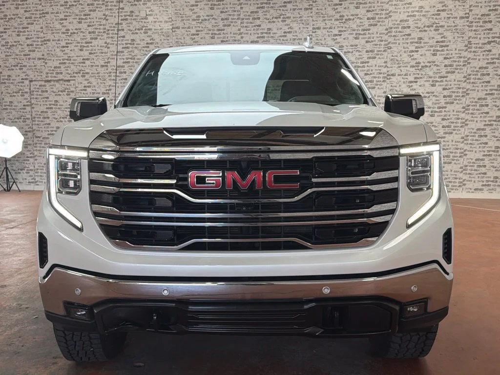 Used 2025 White Frost Tricoat GMC SLT image 2