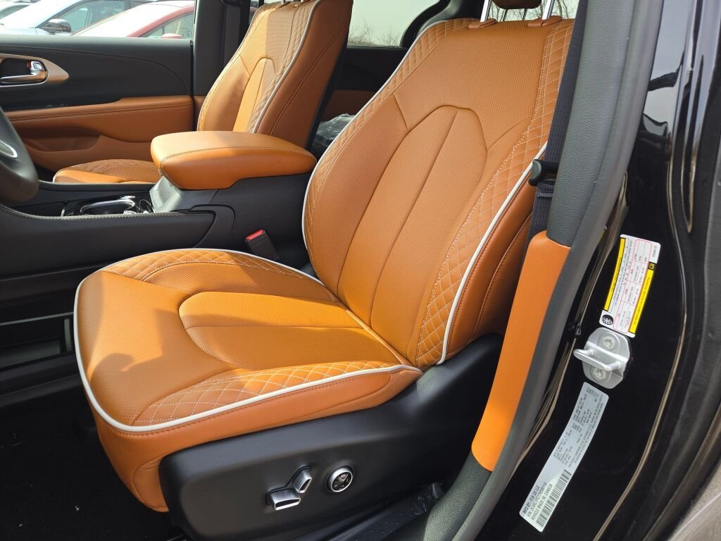 New 2026 Diamond Black Crystal Pearl-Coat Exterior Paint Chrysler Pinnacle image 21