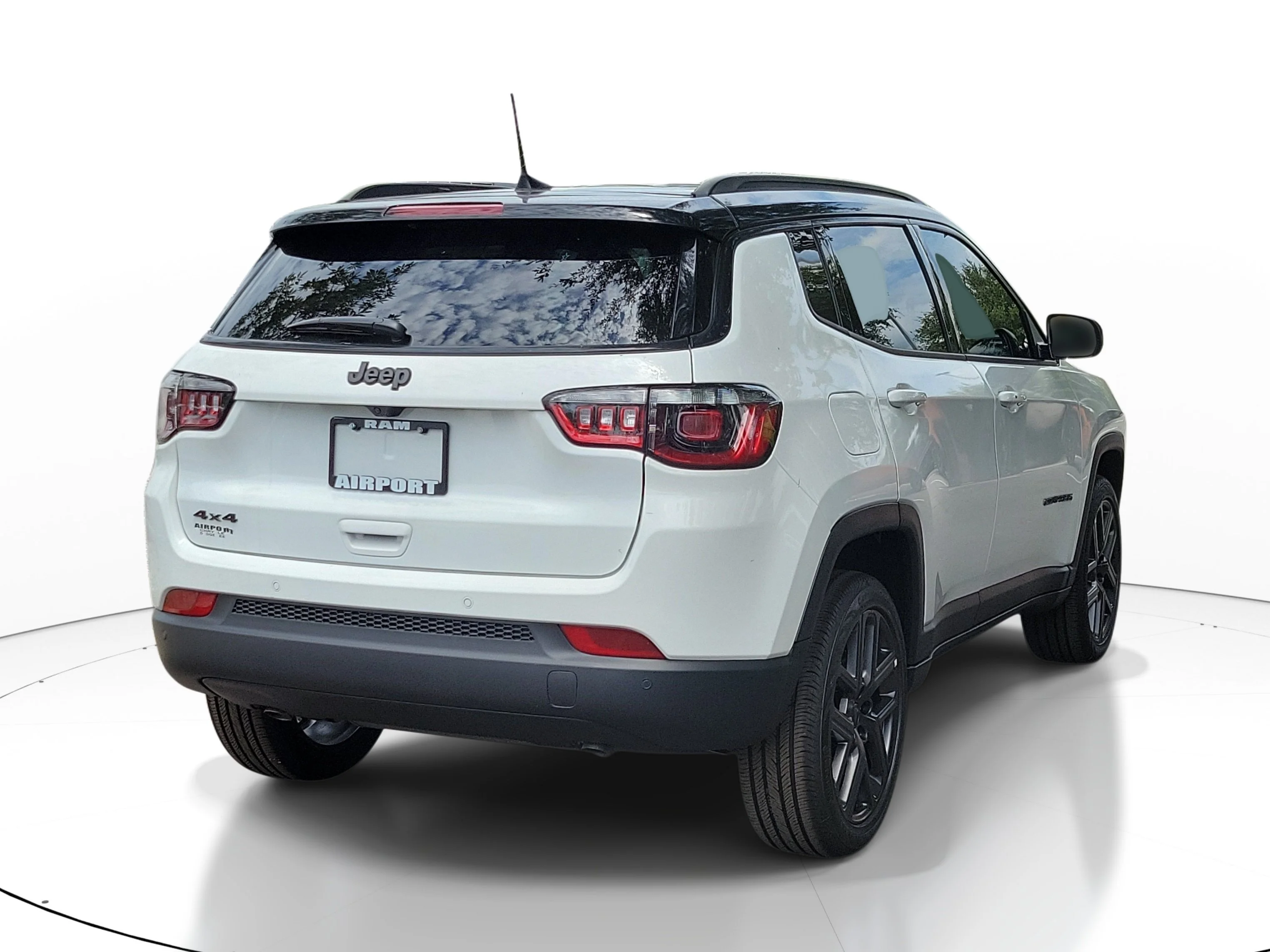 New 2026 Bright White Clearcoat Jeep Latitude image 4