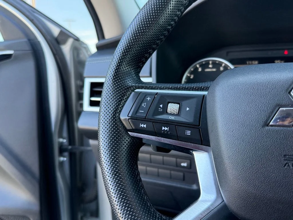 Used 2023 Silver Mitsubishi SE image 22