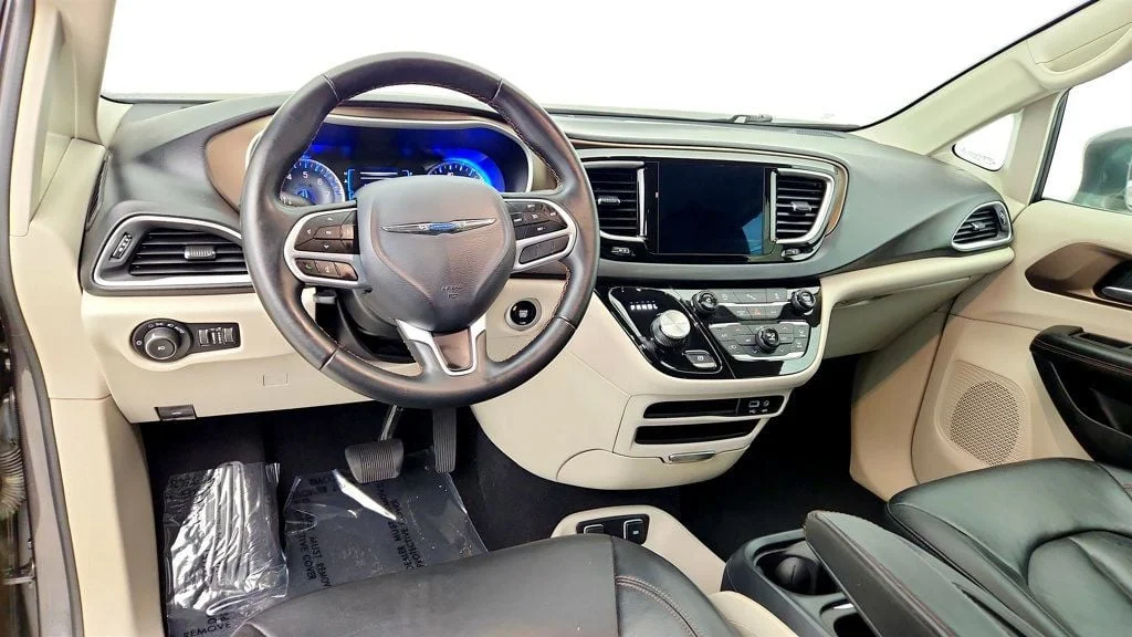 Used 2017 Granite Crystal Metallic Clearcoat Chrysler Touring-L 4dr Wagon 8-Seater w/ SafetyTec & Uconnect 8.4 image 11