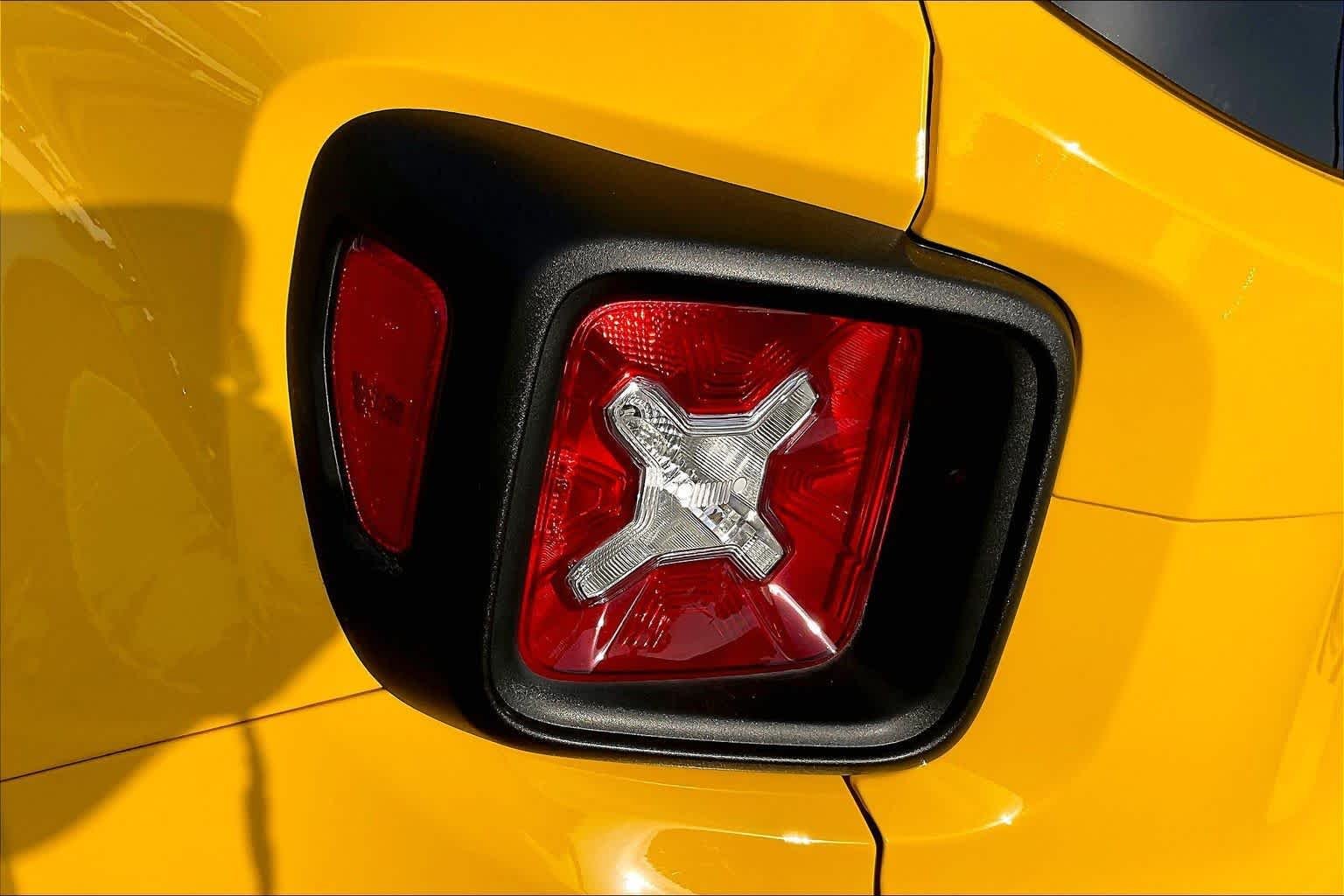 Used 2023 Solar Yellow Clearcoat Jeep Latitude image 28