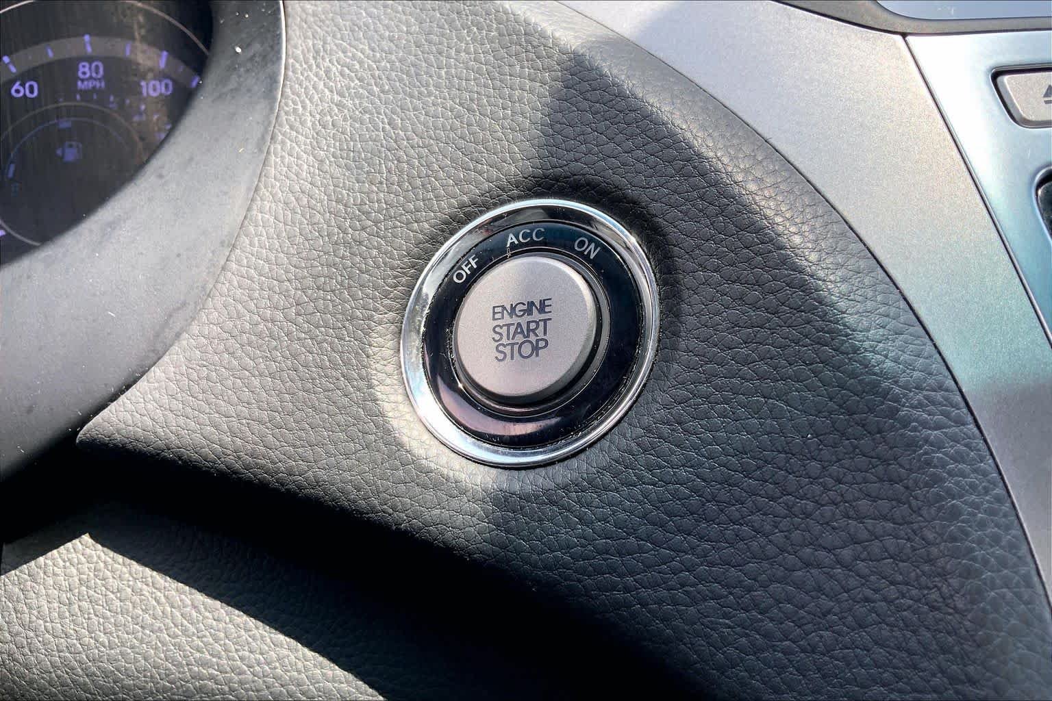 Used 2015 Pewter Gray Metallic Hyundai  image 29