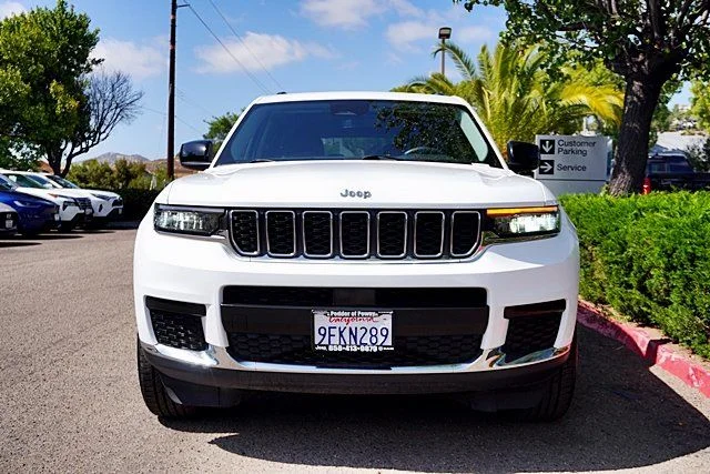 Used 2023 White Jeep Laredo image 4
