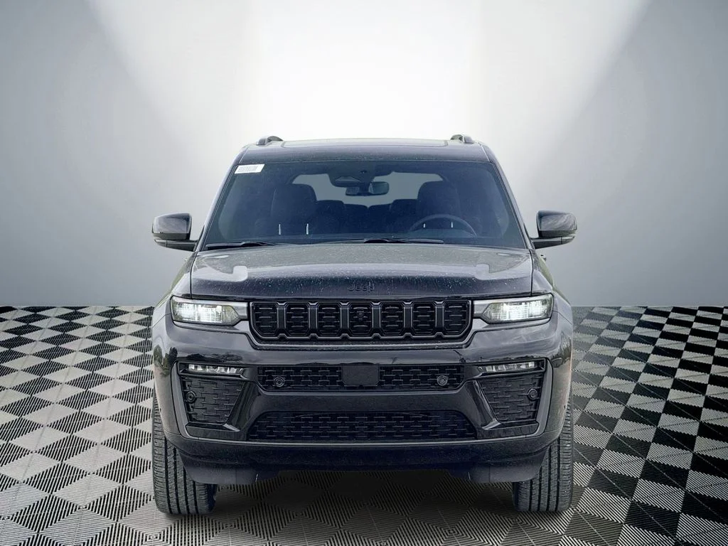 New 2026 Diamond Black Crystal Pearl-Coat Exterior Paint Jeep Limited image 2