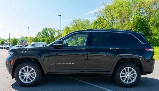 Used 2022 Black Jeep Overland image 9