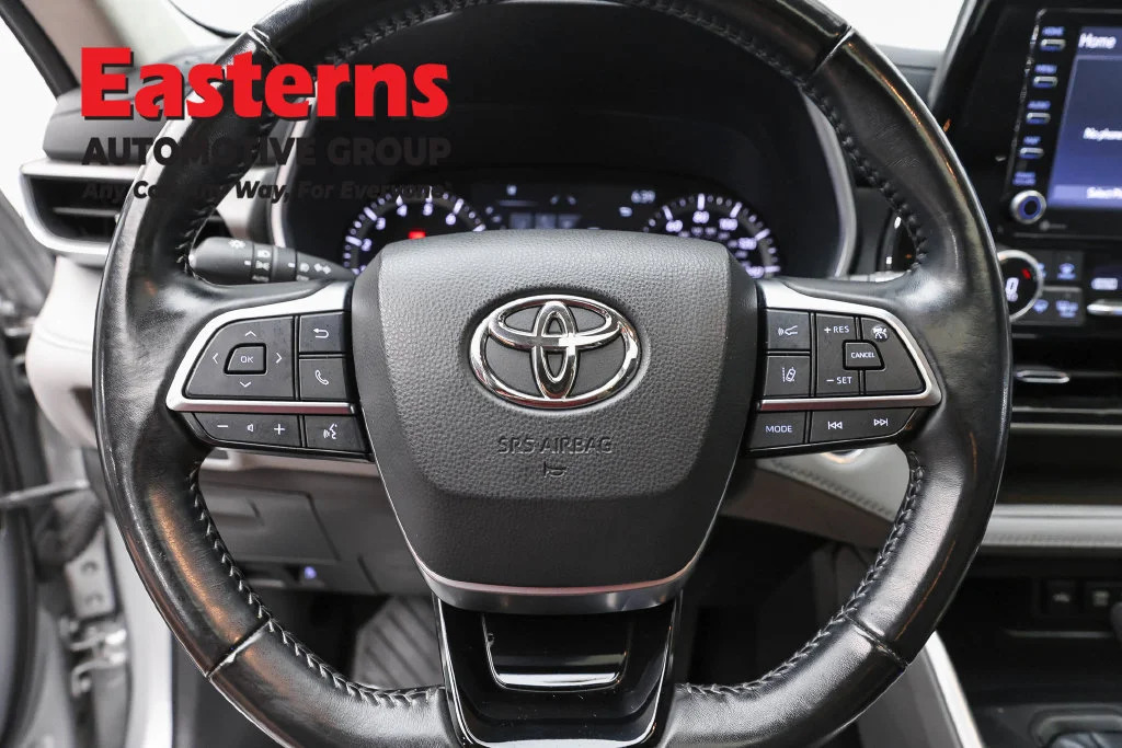 Used 2021 Silver Toyota XLE image 12