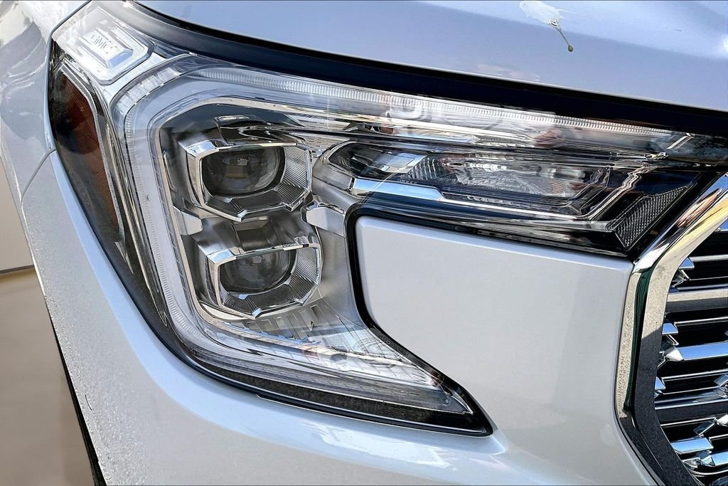 Used 2024 White GMC Denali image 31