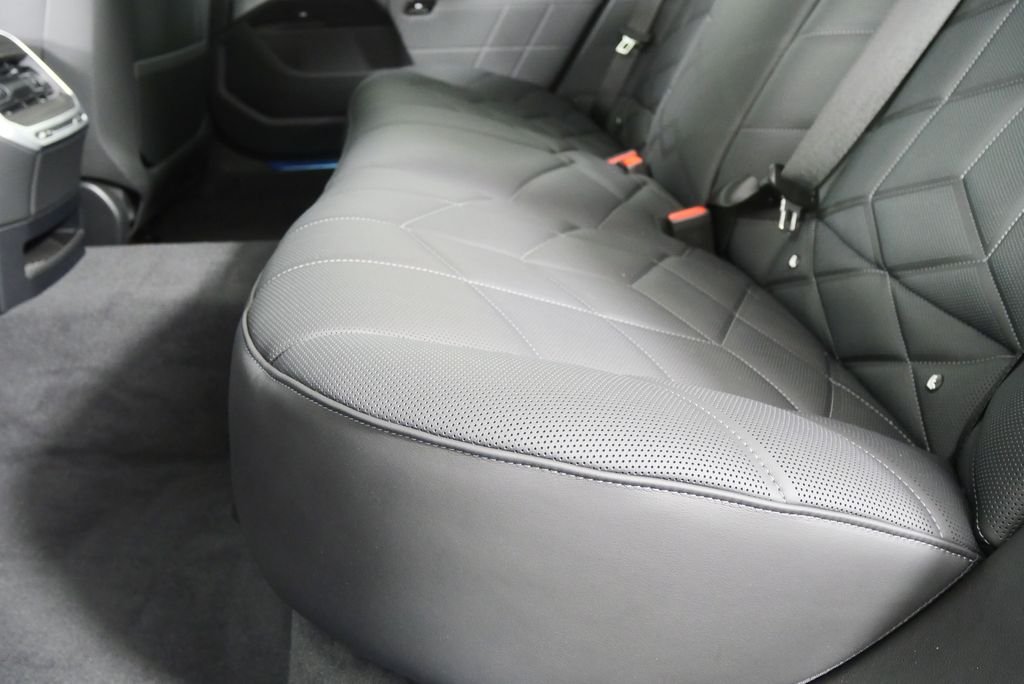 2026 BMW 7 Series 750e - Photo 15