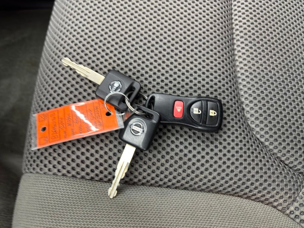 Used 2014 Silver Nissan SV image 28