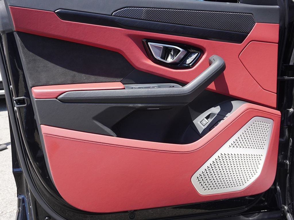 Used 2022 Black Lamborghini Base image 27