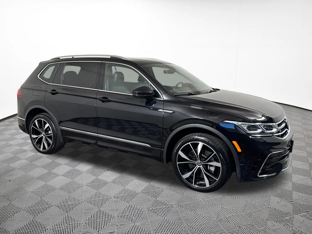 Used 2024 Black Volkswagen 2.0T SEL R-Line image 5