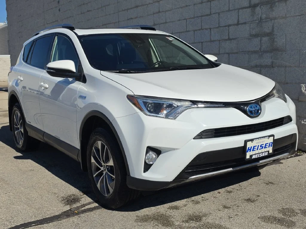 Used 2018 White Toyota XLE image 14