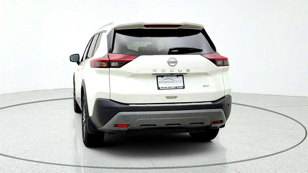 Used 2023 Pearl White Tricoat Nissan FWD SV image 6