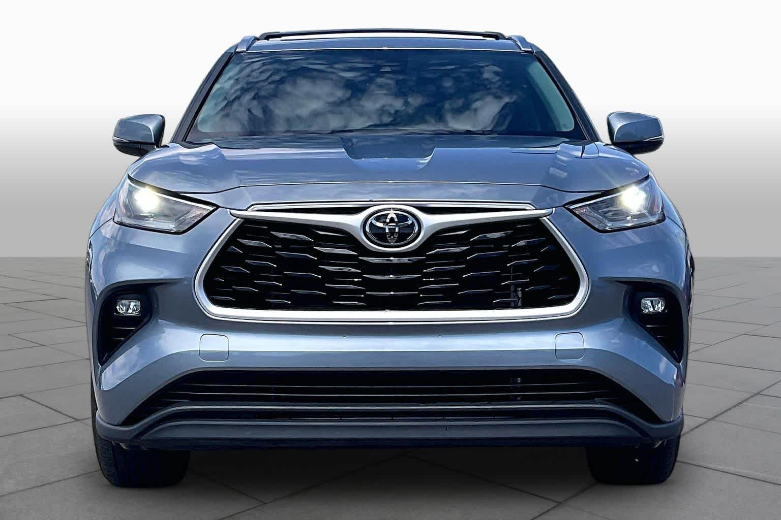 Used 2021 Moon Dust Toyota XLE image 4