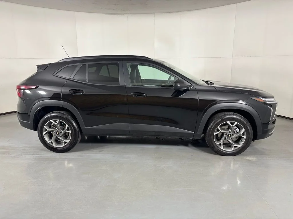 Used 2025 Black Chevrolet LT image 9