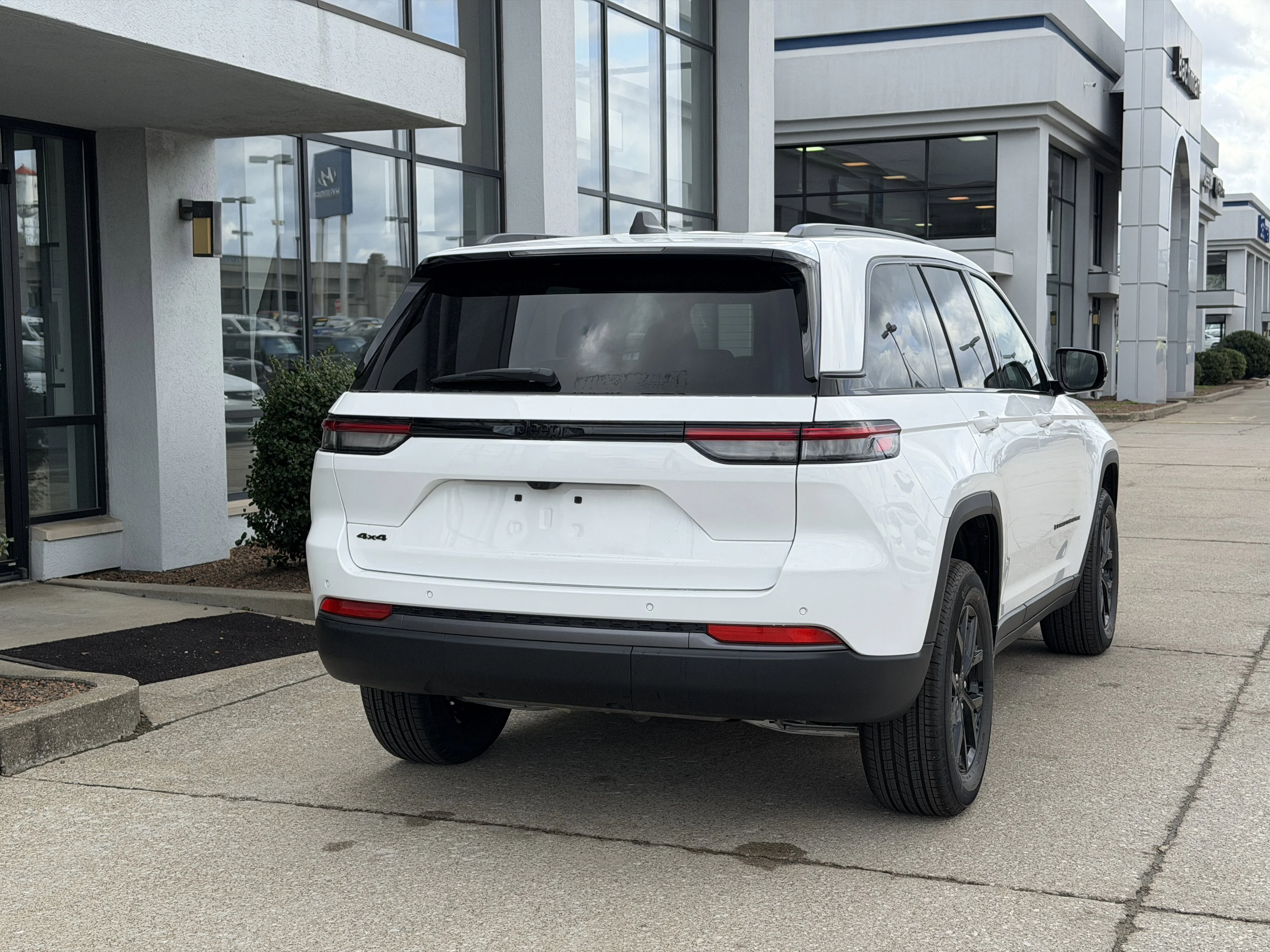 New 2026 Bright White Clear-Coat Exterior Paint Jeep Altitude image 5