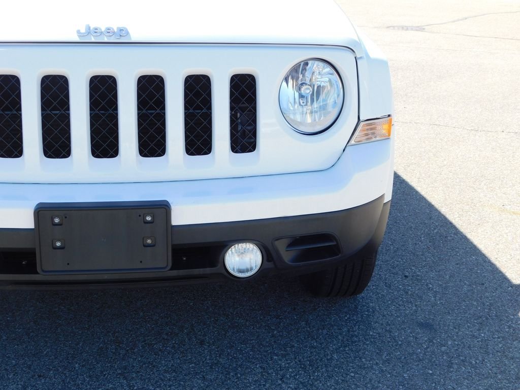 Used 2016 White Jeep Sport image 11