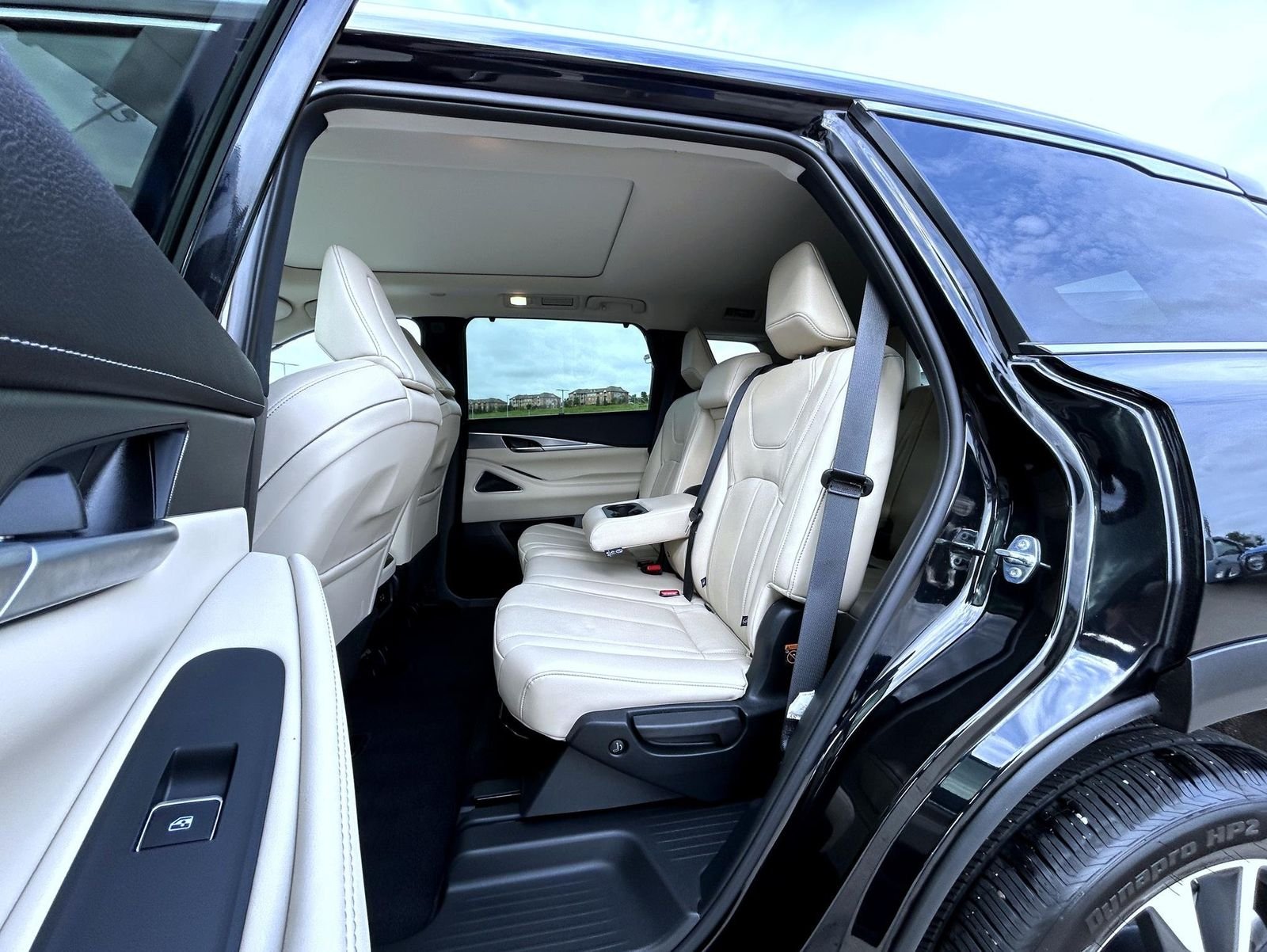 Used 2025 Black INFINITI LUXE image 21