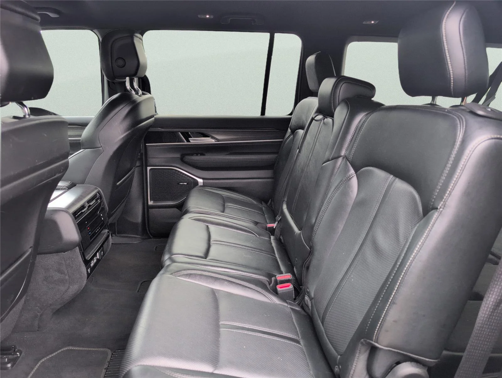 Used 2024 Diamond Black Crystal Pearlcoat Jeep Series II image 30