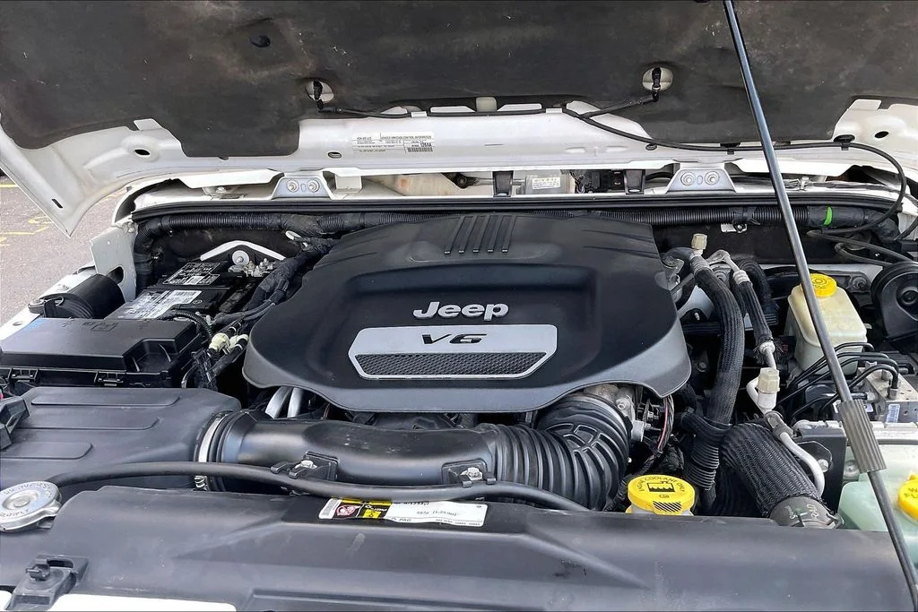 Used 2015 White Jeep Unlimited Sahara image 9