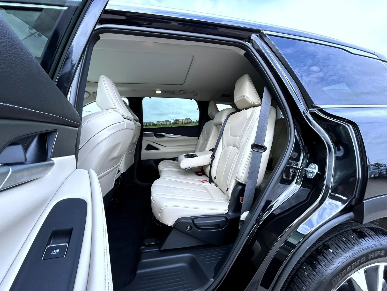 Used 2025 Black INFINITI LUXE image 21