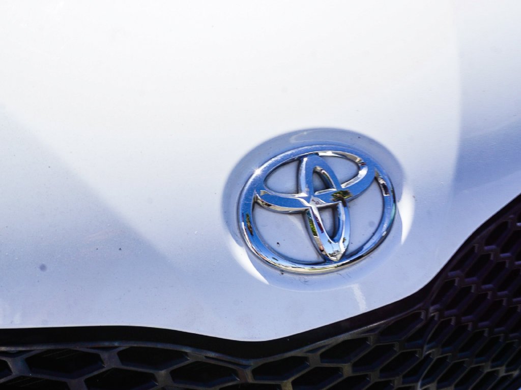 Used 2016 White Toyota SE image 11