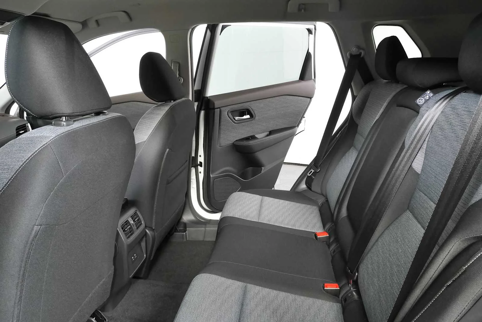 Used 2023 Pearl White Tricoat Nissan SV image 18