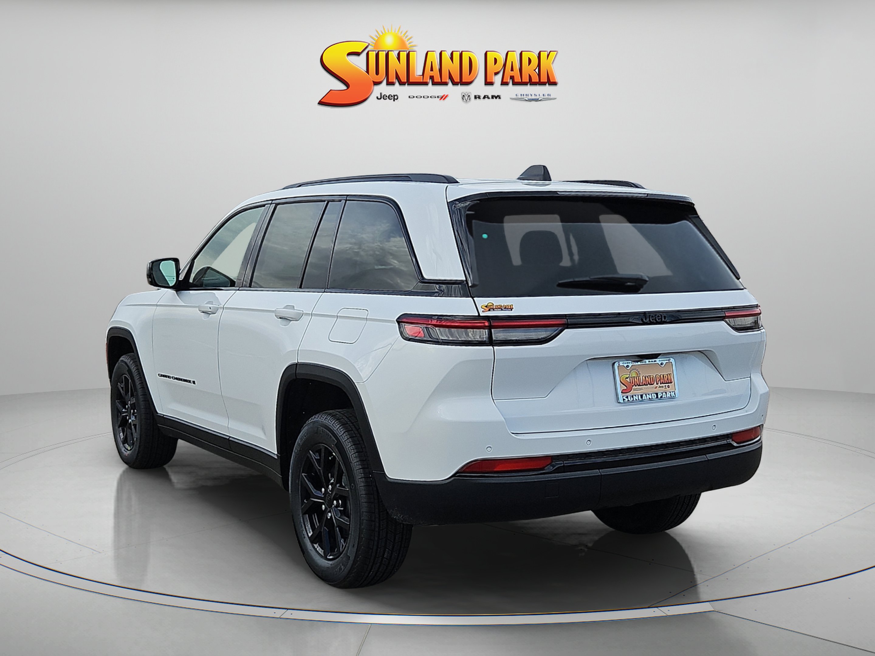 New 2025 Bright White Clear-Coat Exterior Paint Jeep Altitude X image 4