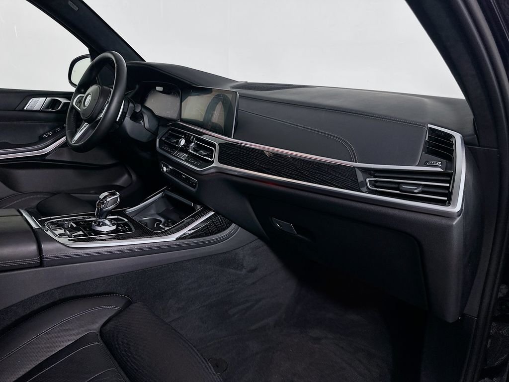 Used 2022 Black Sapphire Metallic BMW M50i image 31