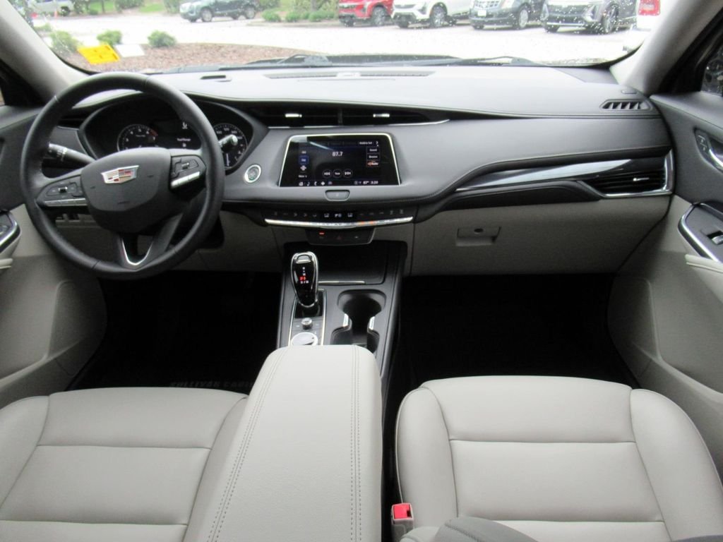 Used 2023  Cadillac Luxury image 12
