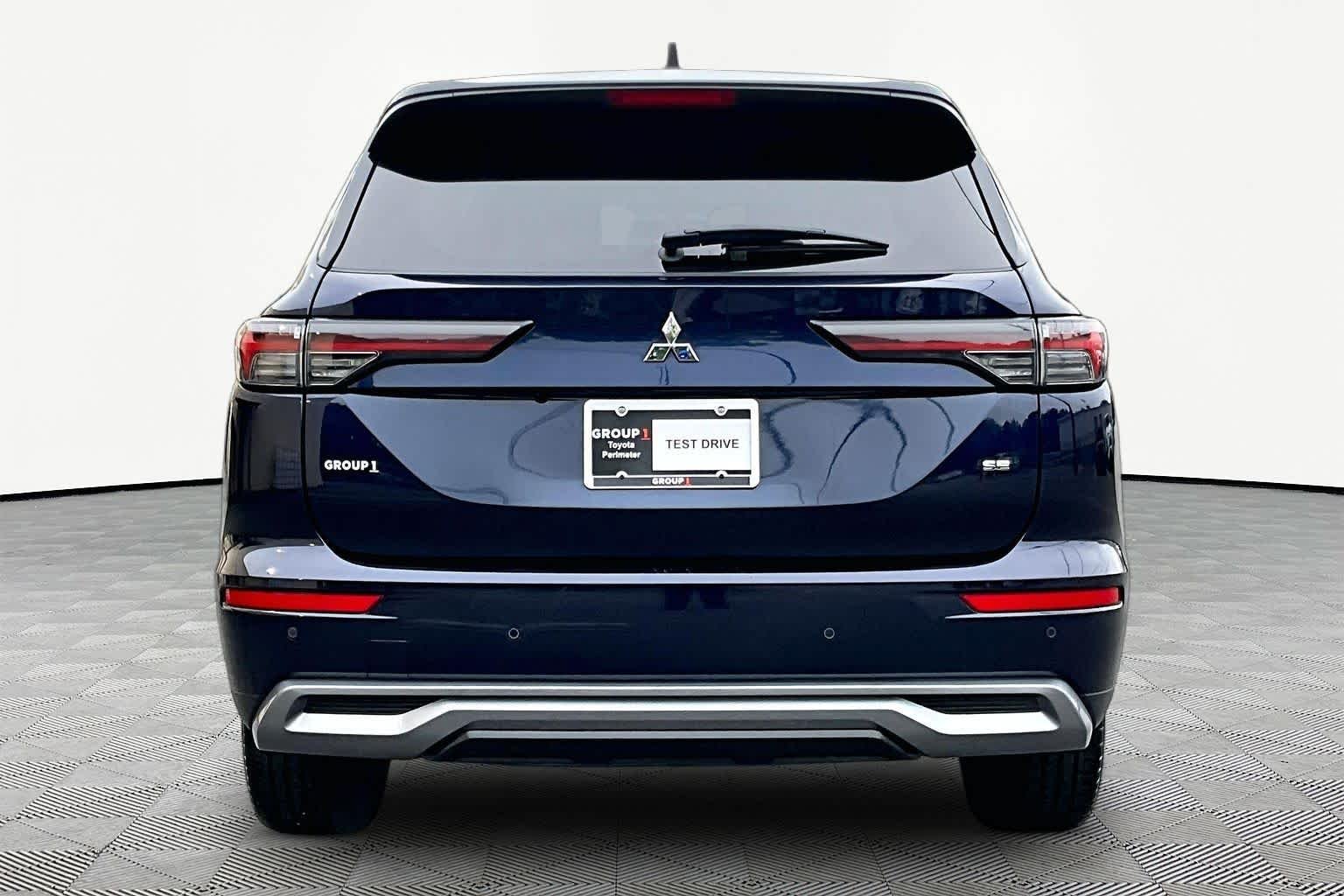 Used 2025 Cosmic Blue Metallic Mitsubishi SE image 5