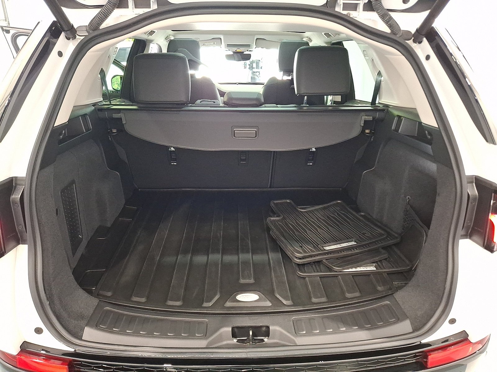 Certified Used 2025 Fuji White Land Rover  image 27