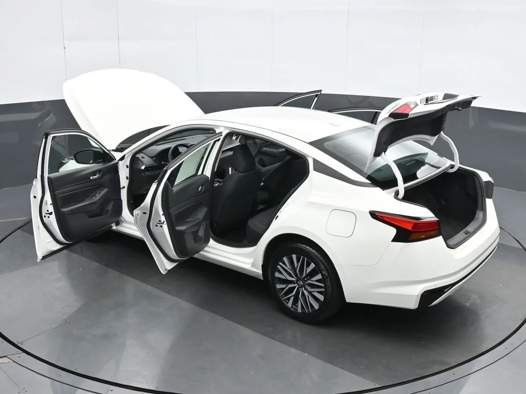 Used 2025 White Nissan 2.5 SV image 38