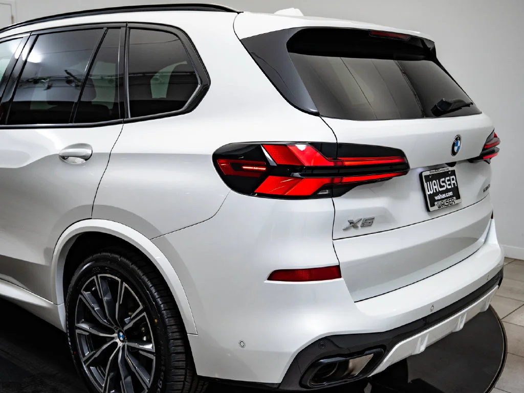 Used 2025 Mineral White Metallic BMW xDrive40i image 19