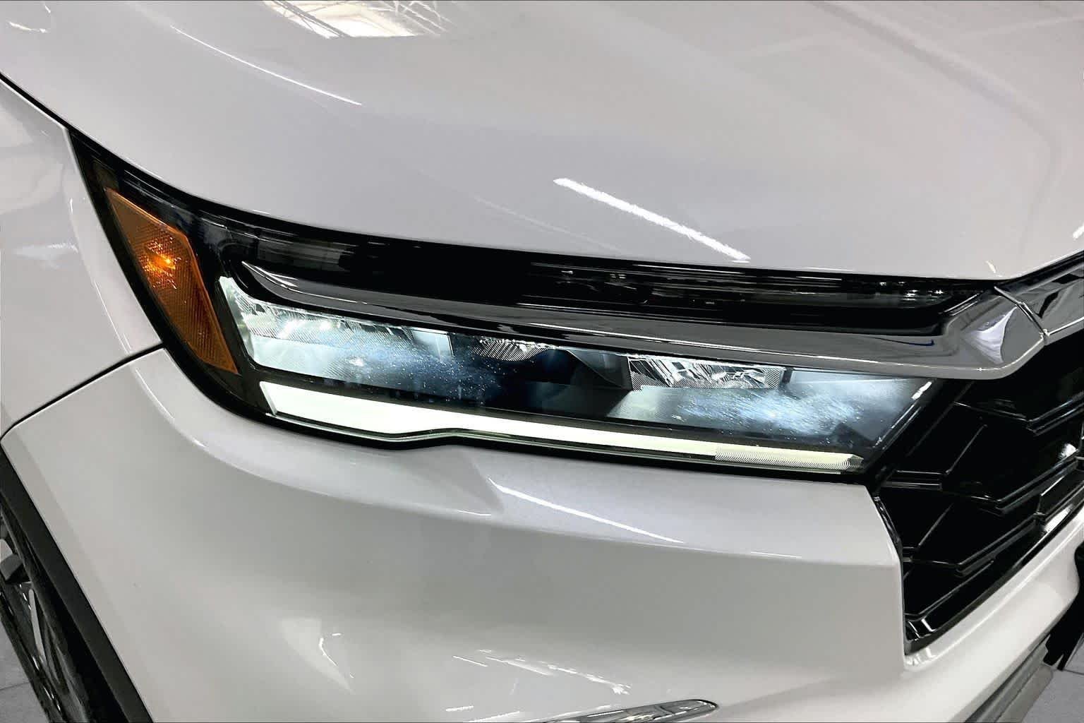 Used 2025 Platinum White Pearl Honda Touring image 27