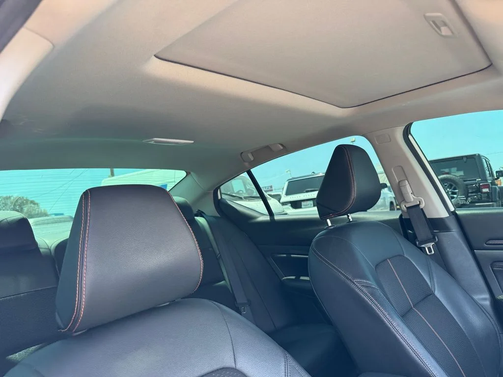 Used 2022 White Nissan 2.5 SR image 2