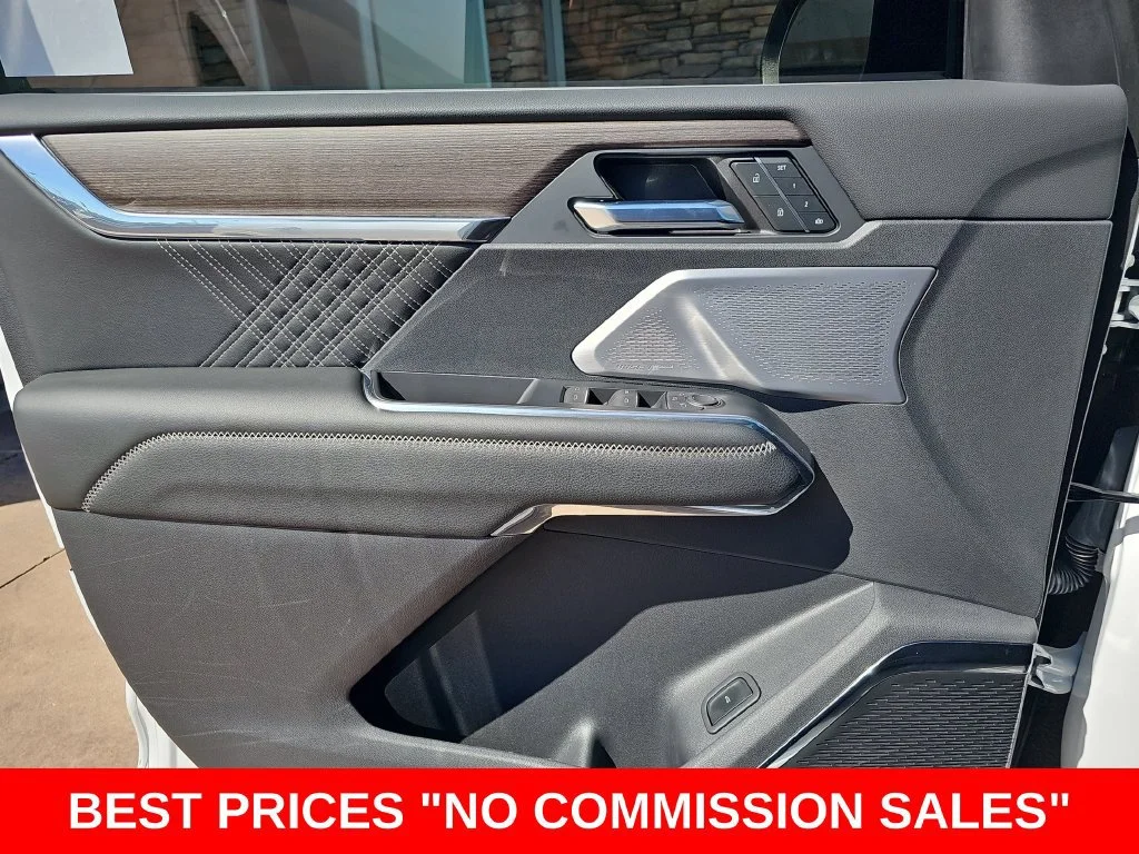 Used 2024 White Frost Tricoat GMC Denali image 29