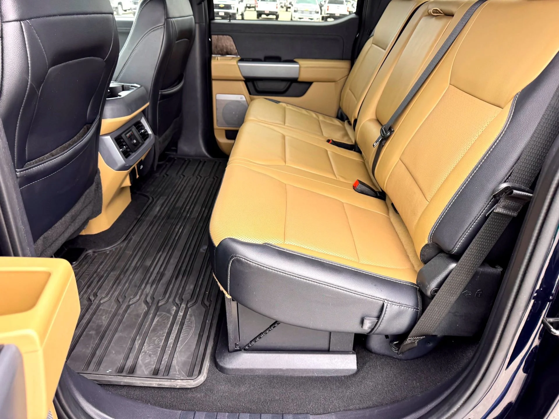Used 2024  Ford Lariat image 17