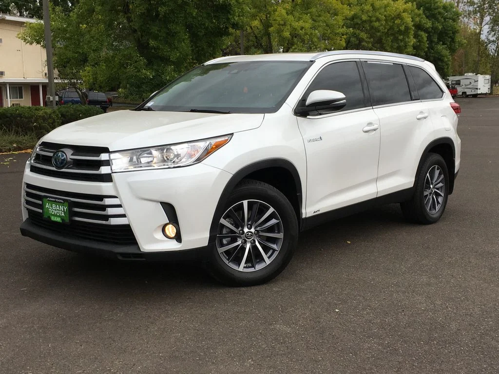 Used 2019 White Toyota XLE image 1