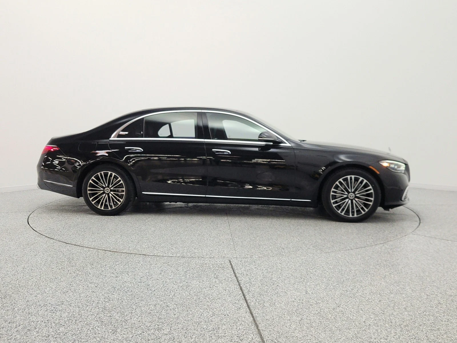 Used 2023 Obsidian Black Mercedes-Benz S 580e 4MATIC® Sedan image 4