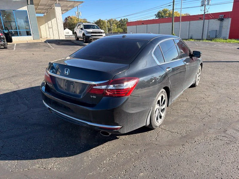 Used 2017  Honda EX-L image 6