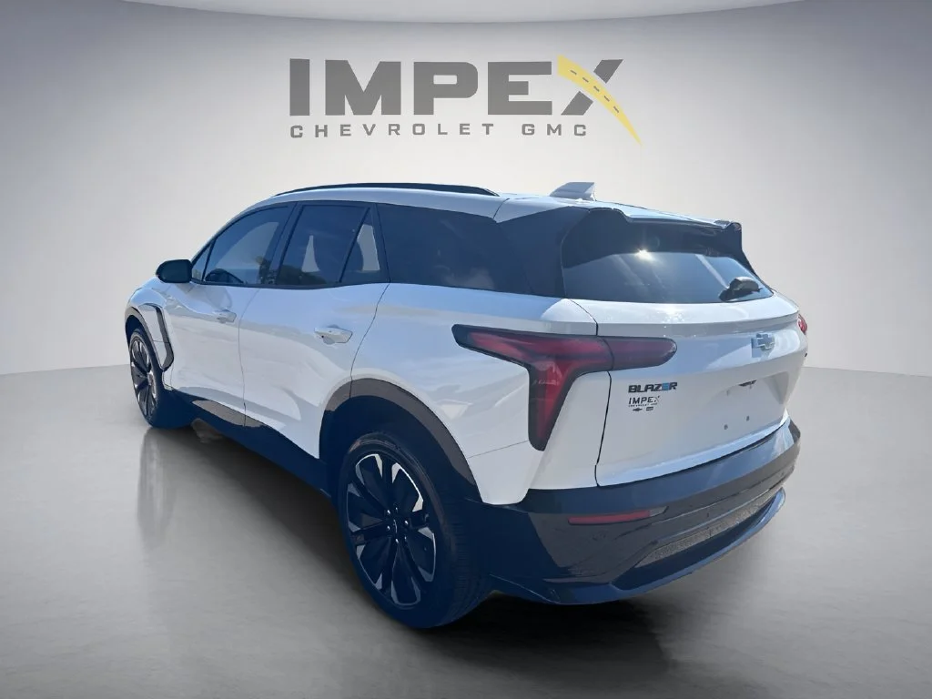 Used 2024 Summit White Chevrolet RS image 3