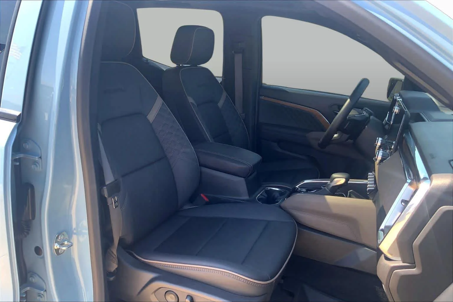 Used 2025 Glacier Metallic GMC Denali image 9