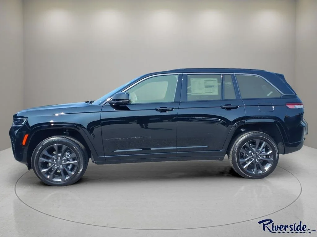 New 2026 Diamond Black Crystal Pearlcoat Jeep Limited Reserve image 3