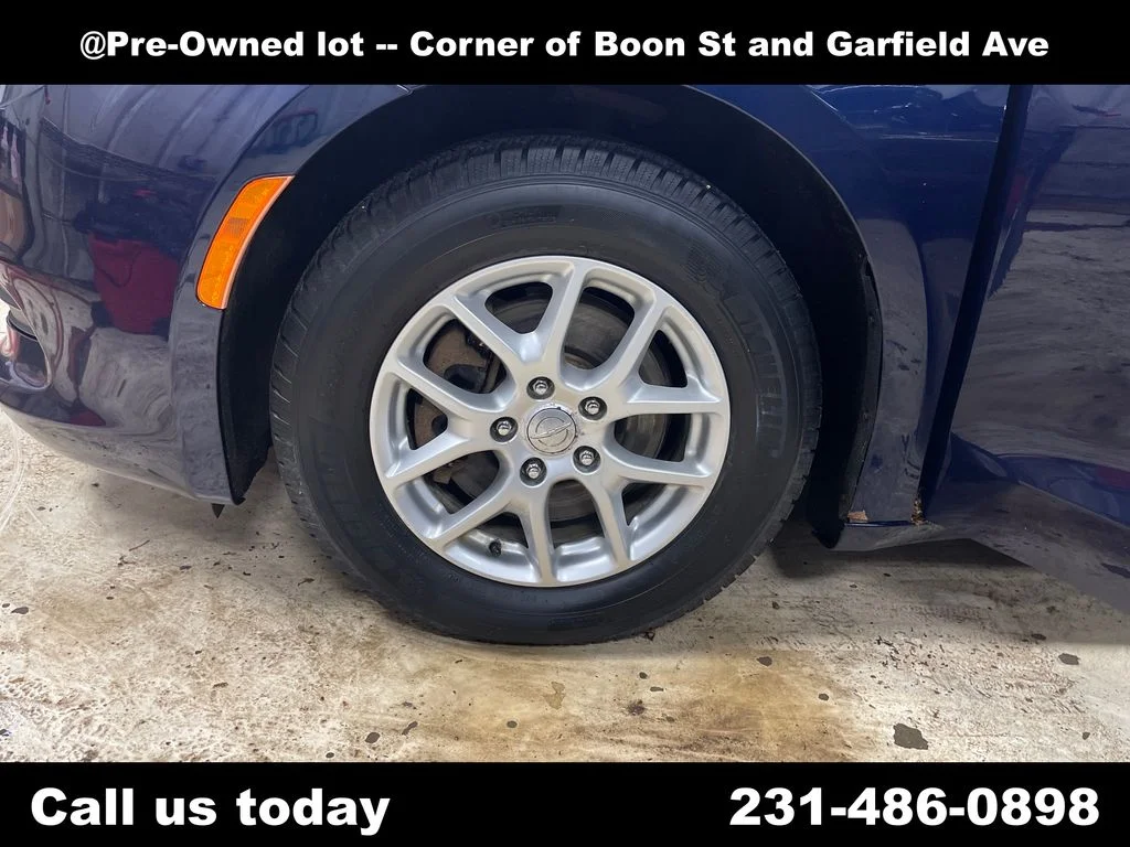 Used 2017 Blue Chrysler LX image 4